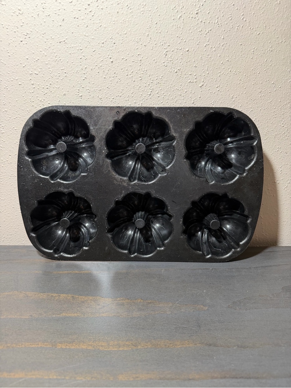 Nordic Ware Black 6-Cup Floral Mini Bundt Pan